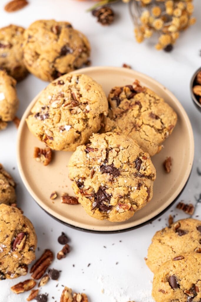 Cookies served on a plate.