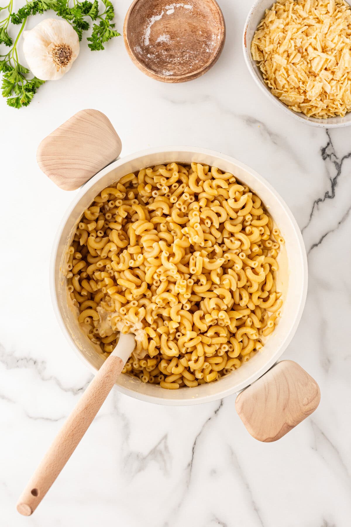 Adding the pasta. 